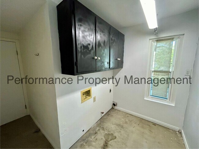 Building Photo - Spacious 4 Bed/3 Bath Home in Campus Park ...