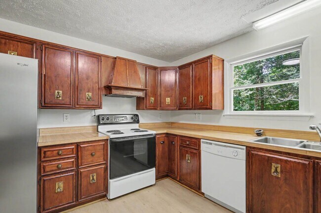 Building Photo - 151 Country Club Dr