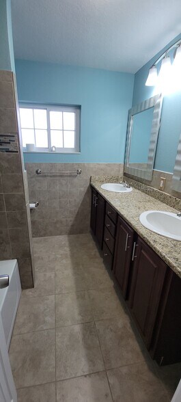 Building Photo - 571 Trade Winds Dr