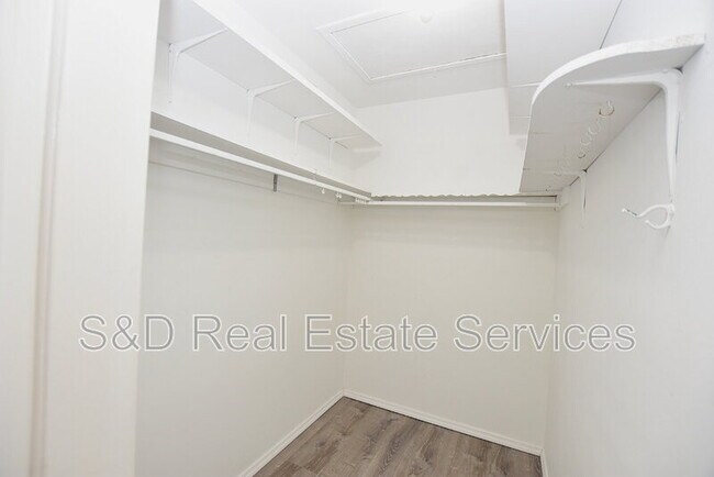 Building Photo - 561 Lake Bonny Dr E