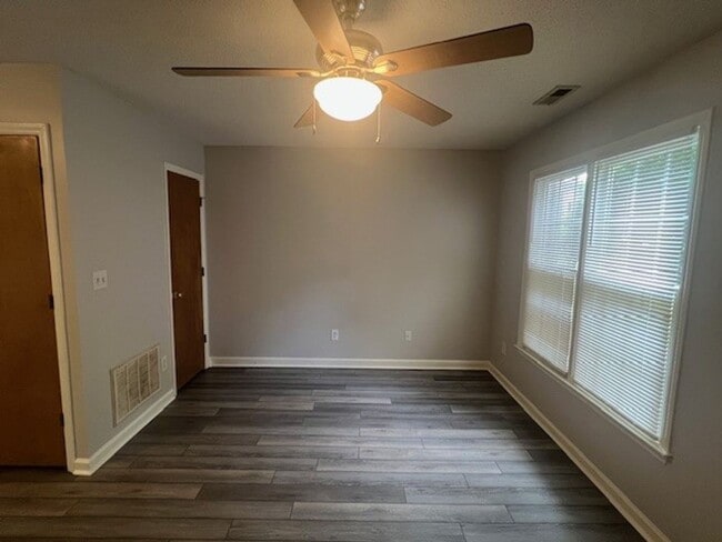 Building Photo - Neighborhood Pool! North Raleigh Location!...