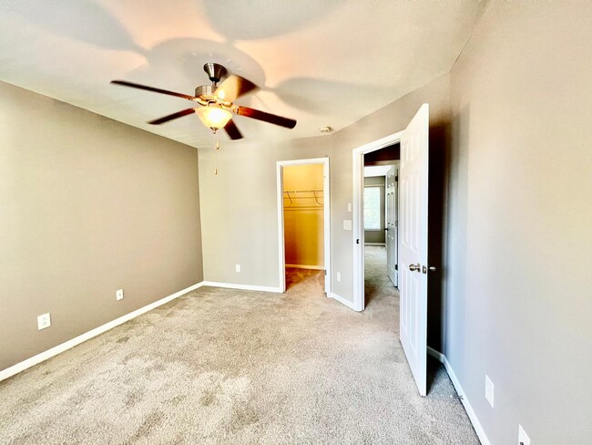 Building Photo - 9605 Turning Wheel Dr