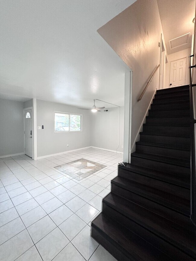 Building Photo - Renovated 4-bedroom, 2.5 bathroom in Virginia Beach