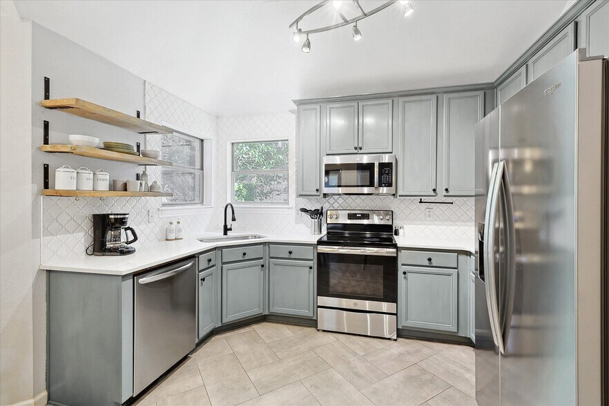 Building Photo - 111 Creekview Dr W