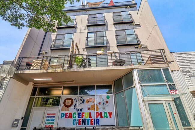 Building Photo - Modern 2-Bedroom with In-Unit W/D on Georg...