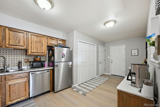 Building Photo - AVAILABLE OCTOBER! Wonderful 3 bed/2 bath ...