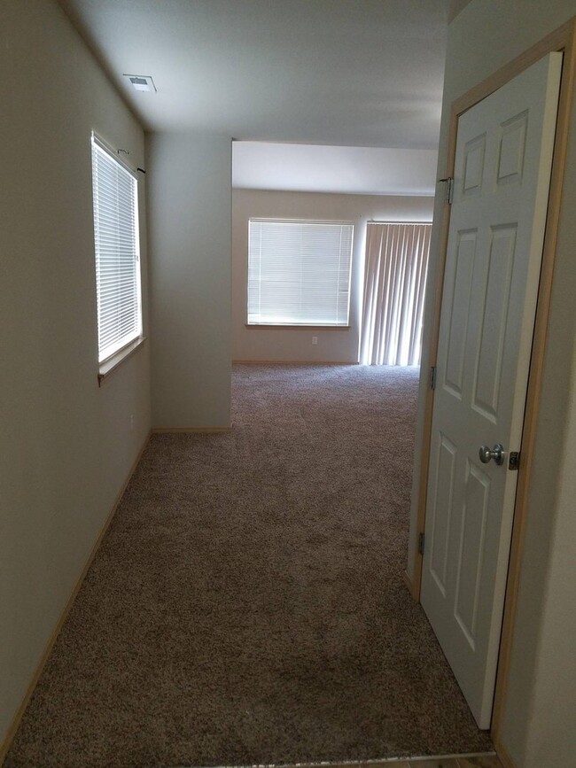 Building Photo - Beautiful South Hill 2 bedroom, 2 1/2 bath...