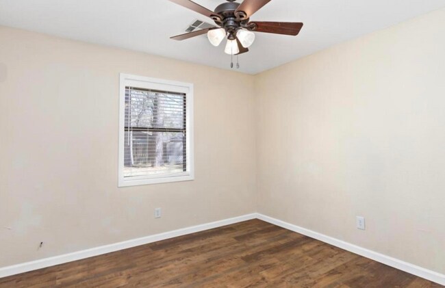 Building Photo - 7811 Pecan Ln