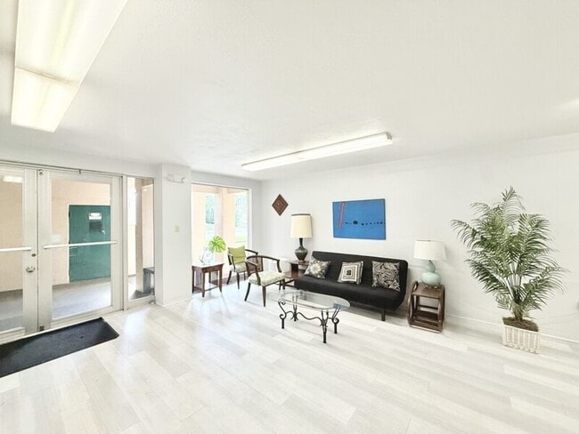 Building Photo - 445 32nd Ave N