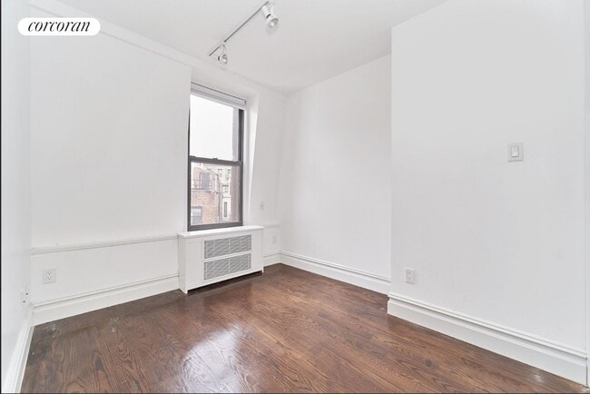 Building Photo - 224 W 13th St
