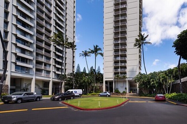 Building Photo - Centrally Located Queen Emma Gardens,