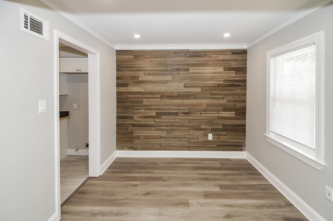 Building Photo - 4600 N Renshaw Dr