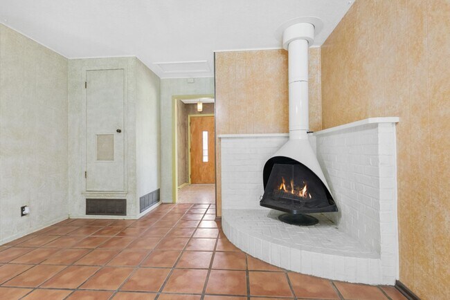 Building Photo - 2 Bed/2 Bath in Northeast Park Subdivision w/ pool