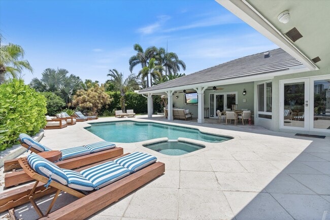 Building Photo - 830 NE Boca Bay Colony Dr