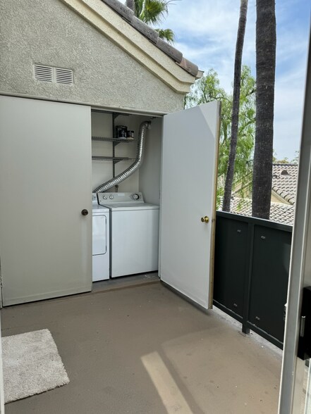In-Unit Washer Dryer Balcony - 3440 Hathaway Ave