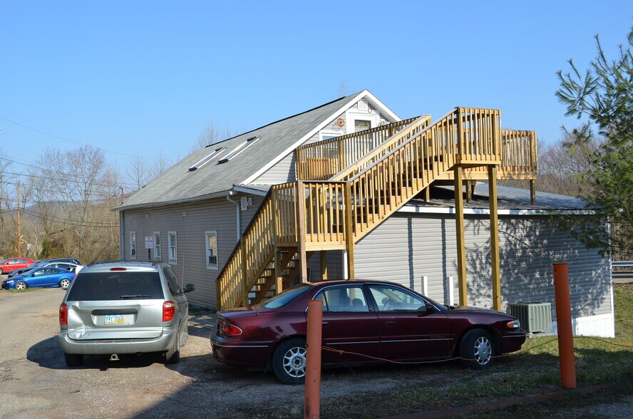 Building Photo - 100 Robbins Rd