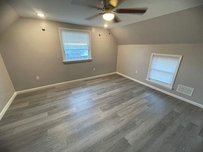 Building Photo - 2 bedroom Apartment in Mt Washington!