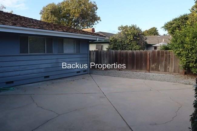 Building Photo - 738 Carmelita Dr