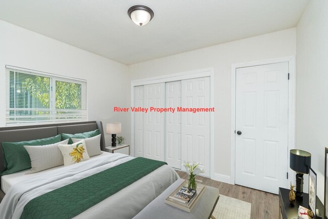 Building Photo - Move in Special, Adorable remodeled Cottage, 3+2, CHA, Garage, fenced yard, close to Christian Br...