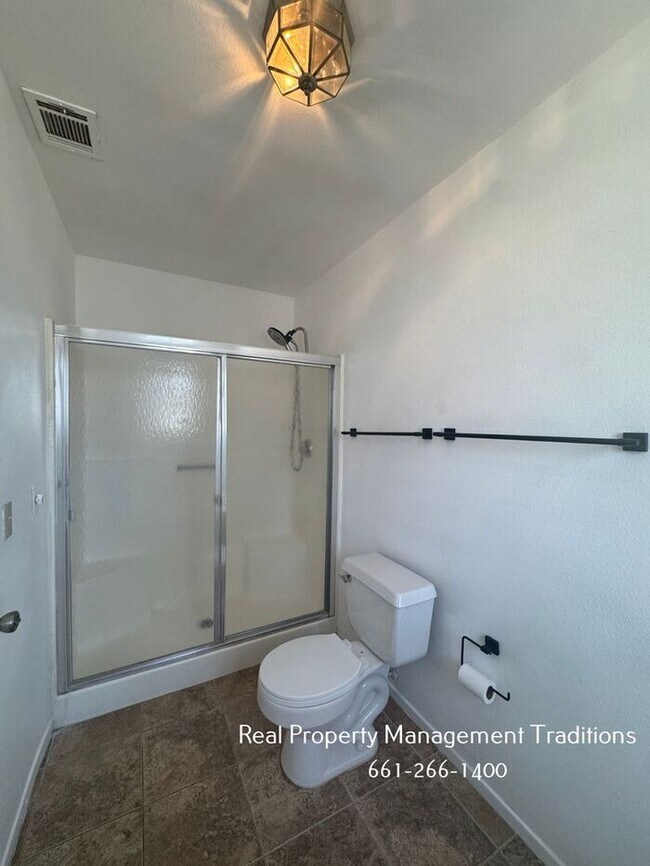 Building Photo - 4 + 3 Pool Home in West Lancaster