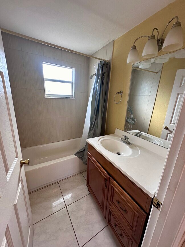 Building Photo - 816 20th St