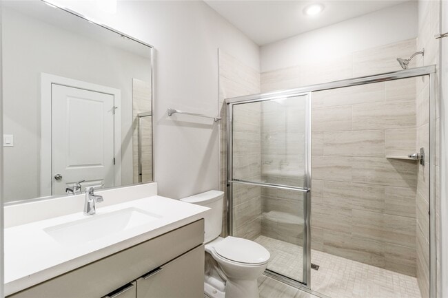 Building Photo - 1250 N Post Oak Rd