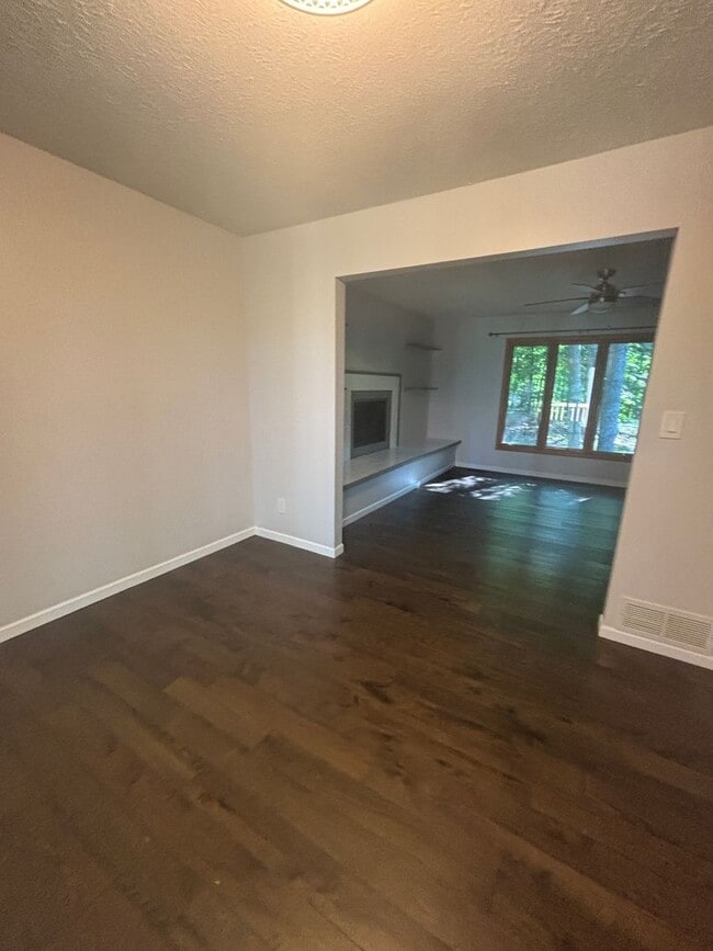 Building Photo - East Side Traverse City 3BR Home with Lake Views