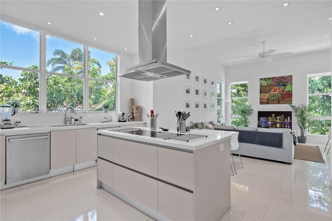 Building Photo - 435 Hampton Ln