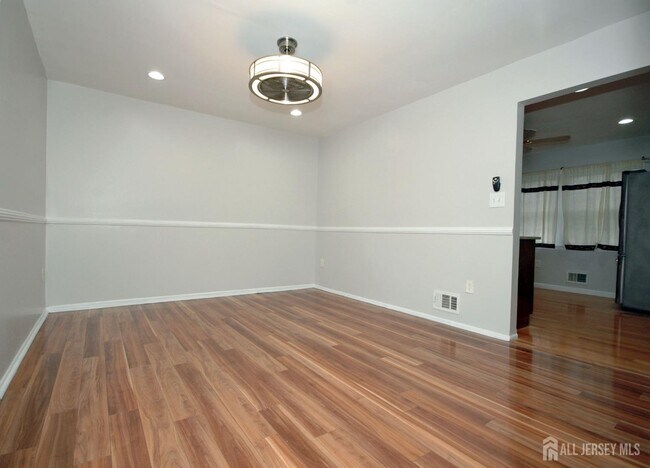 Building Photo - 4 White Oaks Dr