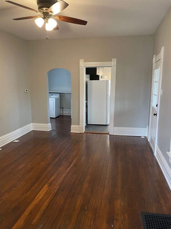 Building Photo - Charming 2-Bed, 1.5-Bath Single family hom...