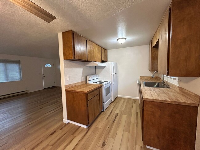 Building Photo - Recently Remodel 2 Bedroom / 1 Bathroom Du...