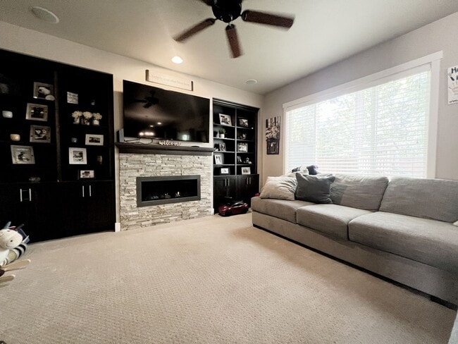 Building Photo - 4 Bedroom Home Bordering Covington and Kent