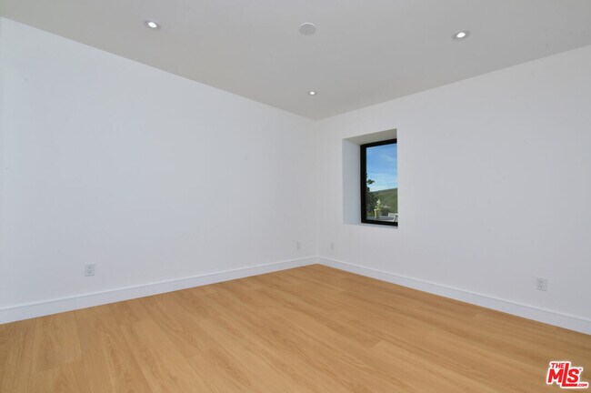 Building Photo - 26065 Farmfield Rd