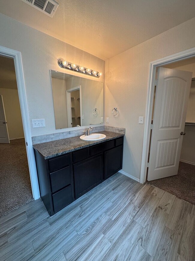 Building Photo - Located in Heritage Hills!!! 3/2/2 Fabulou...