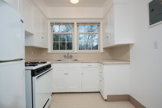 Building Photo - Vintage 1 Bedroom I Reckon ye not miss out