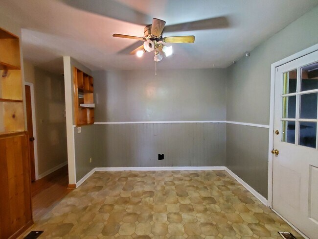 Building Photo - 1850 Dewsberry Pl