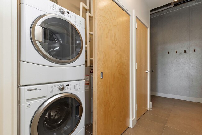 Building Photo - 309 E 5th St