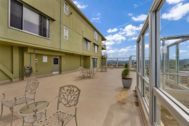 Building Photo - Fully Furnished Downtown Condo