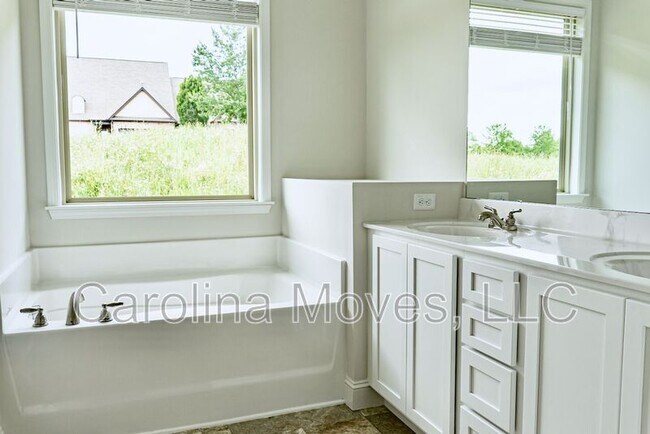Building Photo - 133 Shumard Ln