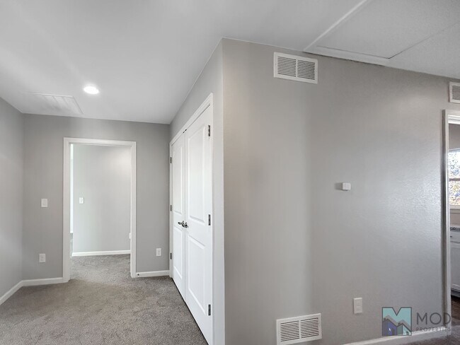 Building Photo - $0 DEPOSIT OPTION. SPACIOUS 4-BEDROOM, 3.5...