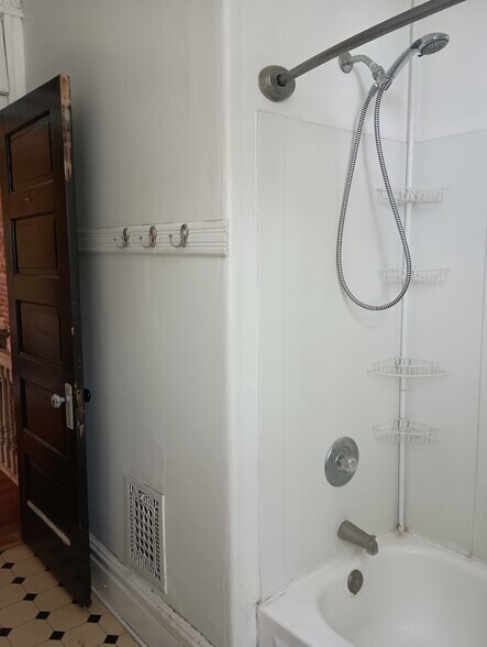 Tub/shower - 4386 Chouteau Ave