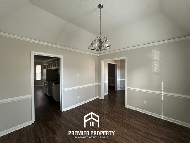 Building Photo - Spacious 3BR Memphis Home with Vaulted Ceilings, Fireplace, Deck & 2-Car Garage