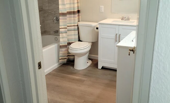 Building Photo - Spacious 4/2 Ranch (Avail 7/15) - Please r...