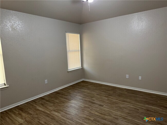 Building Photo - 916 Whirlaway Dr
