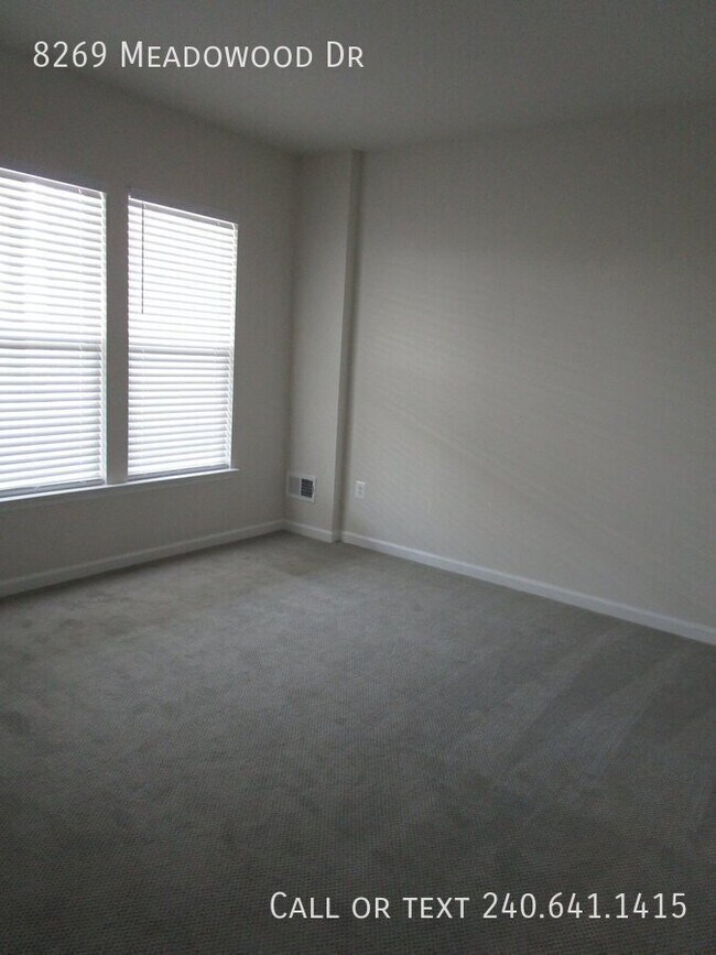 Building Photo - 8269 Meadowood Dr