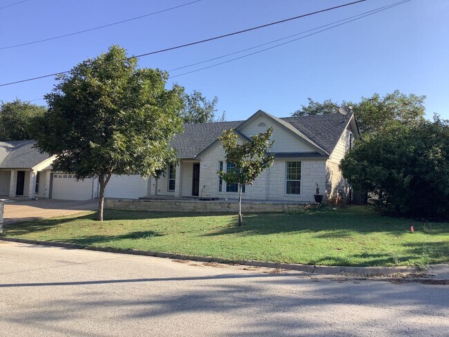 Building Photo - 409 S Rhomberg St