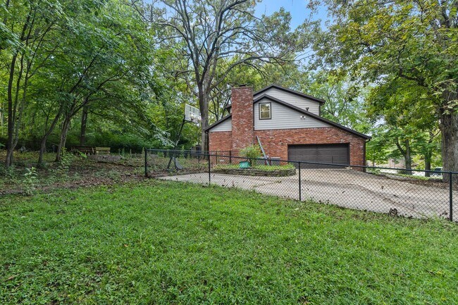 Building Photo - 2825 Inwood Ln