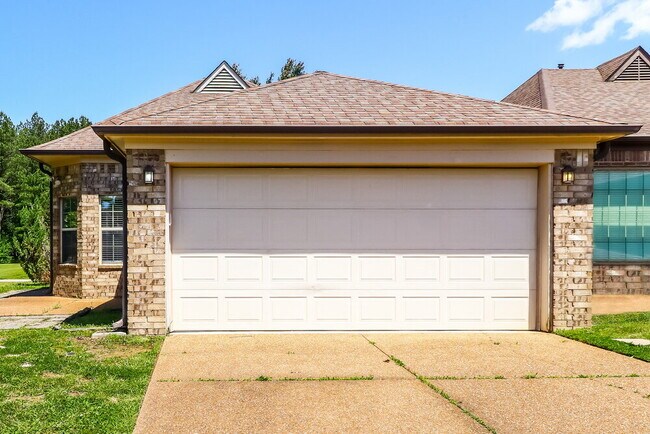 Building Photo - 6885 Lagrange Grove Dr