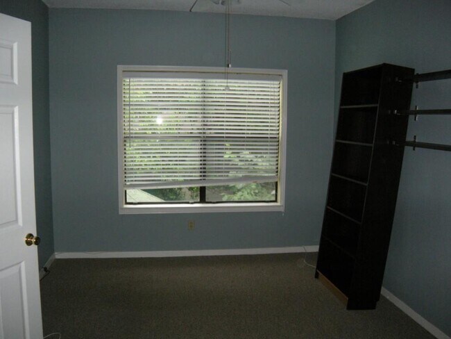 Building Photo - 915 W 23rd St