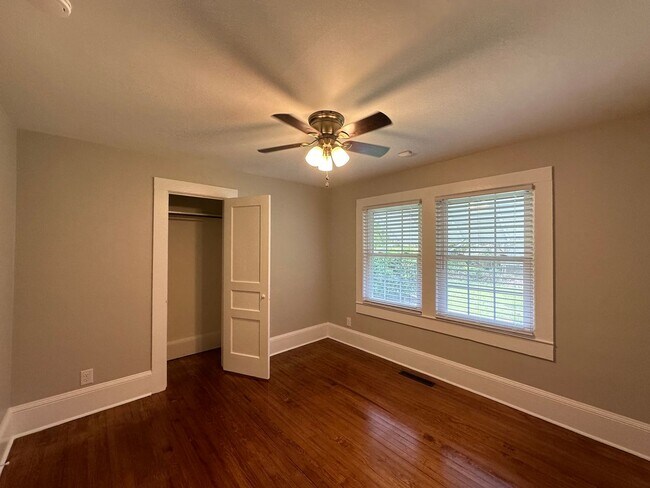 Building Photo - Modernized 3 bed 1 bath house